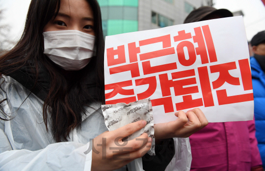 박근혜 대통령 퇴진촉구 촛불집회가 열린 26일 오후 시민들이 청와대 인근 청운동까지 행진하고 있다. 전날 법원은청와대 앞 200m 거리인 청운효자동 주민센터 까지의 행진을 허락했다./권욱기자ukkwon@sedaily.com