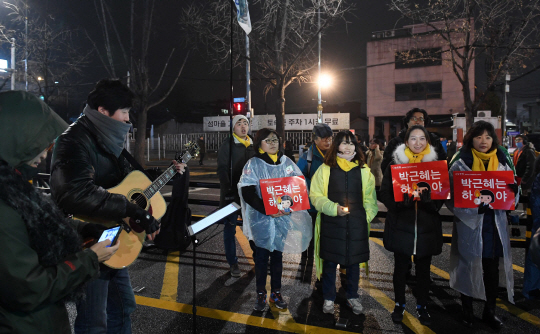 박근혜 대통령 퇴진촉구 촛불집회가 열린 26일 오후 서울 경복궁역 앞에 시민들이 노래를 부르며 대통령 퇴진 시위를 하고 있다./권욱기자ukkwon@sedaily.com