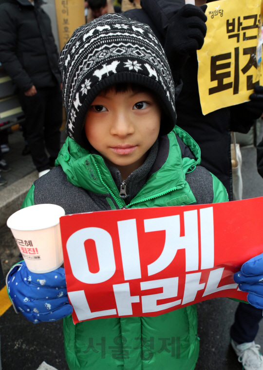 박근혜 대통령 퇴진촉구 촛불집회가 열린 26일 오후 시민들이 청와대 인근 청운동까지 행진하고 있다. 전날 법원은청와대 앞 200m 거리인 청운효자동 주민센터 까지의 행진을 허락했다./권욱기자ukkwon@sedaily.com