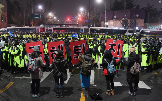 박근혜 대통령 퇴진촉구 촛불집회가 열린 26일 오후 서울 청와대 앞 200m 거리인 청운효자동 주민센터 앞에서 시민들이 대통령 퇴진 구호를 외치고 있다./권욱기자ukkwon@sedaily.com