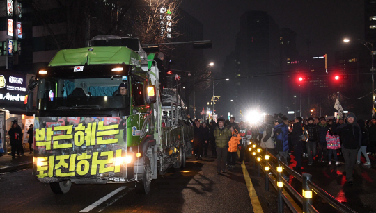 박근혜 대통령 퇴진촉구 촛불집회가 열린 26일 오후 서울 경복궁역 앞에서 시민들이 대통령 퇴진 구호를 외치고 있다./권욱기자ukkwon@sedaily.com