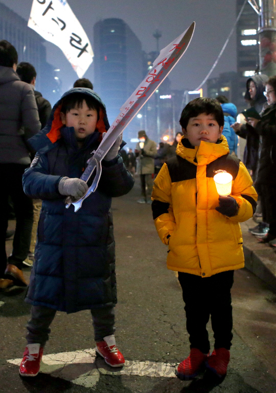 박근혜 대통령 퇴진촉구 촛불집회가 열린 26일 오후 서울 경복궁역 앞에서 어린이들이 대통령 퇴진 구호를 외치고 있다./권욱기자ukkwon@sedaily.com