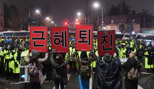 박근혜 대통령 퇴진촉구 촛불집회가 열린 26일 오후 서울 청와대 앞 200m 거리인 청운효자동 주민센터 앞에서 시민들이 대통령 퇴진 구호를 외치고 있다./권욱기자ukkwon@sedaily.com