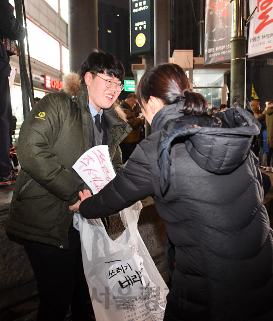 박근혜 대통령 퇴진촉구 촛불집회가 열린 26일 오후 서울 경복궁역 앞에서 한 고등학생이 쓰레기봉투를 들고 자원봉사를 하고 있다./권욱기자ukkwon@sedaily.com