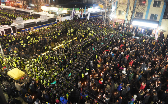 박근혜 대통령 퇴진촉구 촛불집회가 열린 26일 오후 시민들이 청와대 앞 200m 거리인 청운효자동 주민센터에서 경찰과 대치하고 있다./권욱기자ukkwon@sedaily.com
