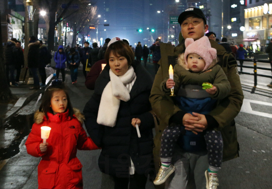 박근혜 대통령 퇴진촉구 촛불집회가 열린 26일 오후 서울 경복궁역 앞에서 한 가족이 대통령 퇴진 구호를 외치고 있다./권욱기자ukkwon@sedaily.com