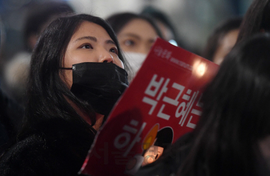 박근혜 대통령 퇴진촉구 촛불집회가 열린 26일 오후 서울 경복궁역 인근에서 시민들이 대통령 하야 구호를 외치고 있다./권욱기자ukkwon@sedaily.com