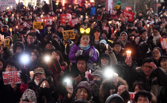 박근혜 대통령 퇴진촉구 촛불집회가 열린 26일 오후 서울 경복궁역 인근에서 시민들이 대통령 하야 구호를 외치고 있다./권욱기자ukkwon@sedaily.com