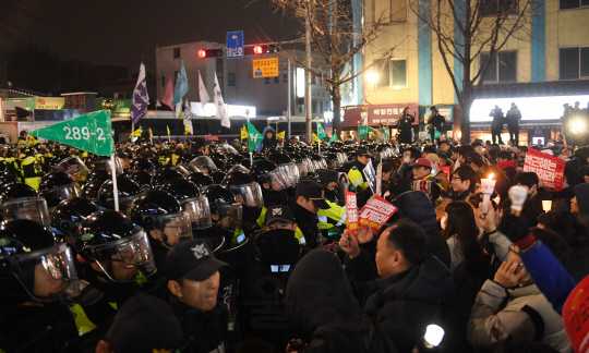 박근혜 대통령 퇴진촉구 촛불집회가 열린 26일 오후 시민들이 청와대 앞 200m 거리인 청운효자동 주민센터에서 경찰과 대치하고 있다./권욱기자ukkwon@sedaily.com