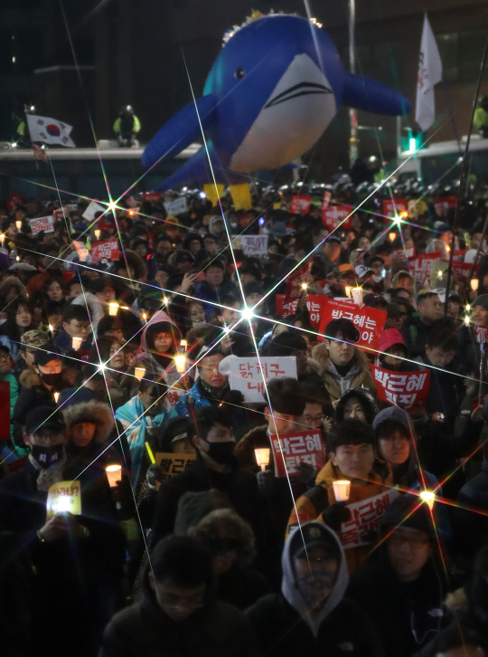 박근혜 대통령 퇴진촉구 촛불집회가 열린 26일 오후 6시 광화문 광장에 주최측 추산 60만명이 운집했다. /연합뉴스