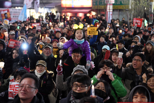 박근혜 대통령 퇴진촉구 촛불집회가 열린 26일 오후 서울 경복궁역 인근에서 시민들이 대통령 하야 구호를 외치고 있다./권욱기자ukkwon@sedaily.com