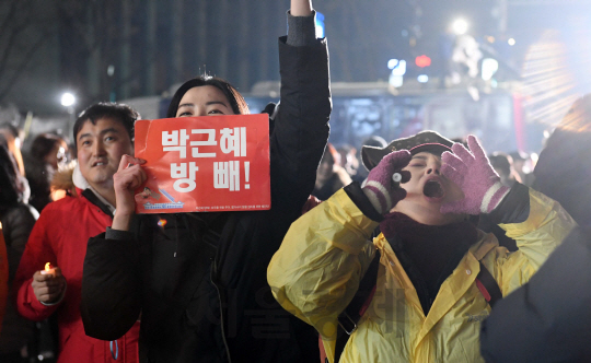 박근혜 대통령 퇴진촉구 촛불집회가 열린 26일 오후 서울 경복궁역 앞에서 시민들이 대통령 퇴진 구호를 외치고 있다./권욱기자ukkwon@sedaily.com