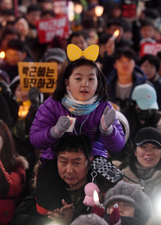 박근혜 대통령 퇴진촉구 촛불집회가 열린 26일 오후 서울 경복궁역 인근에서 시민들이 대통령 하야 구호를 외치고 있다./권욱기자ukkwon@sedaily.com