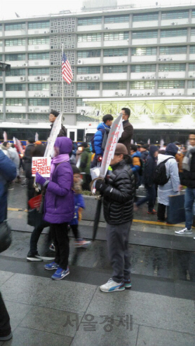 5차 주말 촛불집회가 열린 26일 오후 서울 광화문광장에 나온 집회 참가자들이 ‘청와대 거세도’라는 이름의 칼 모양의 피켓을 들고 있다./최성욱기자