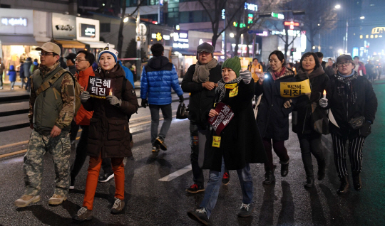 박근혜 대통령 퇴진촉구 촛불집회가 열린 26일 오후 서울 경복궁역 앞에 시민들이 대통령 퇴진 시위를 하고 있다./권욱기자ukkwon@sedaily.com