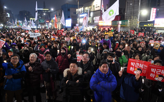 박근혜 대통령 퇴진촉구 촛불집회가 열린 26일 오후 서울 경복궁역 인근에서 시민들이 대통령 하야 구호를 외치고 있다./권욱기자ukkwon@sedaily.com