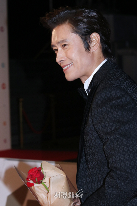 배우 이병헌이 25일 경희대학교 평화의 전당에서 열린 제37회 청룡영화상 시상식에 참석했다.