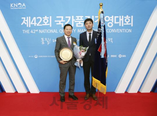 23일 서울 코엑스에서 열린 제42회 국가품질경영대회에서 조성제(왼쪽) 에몬스가구 사장이 에몬스 직원대표와 함께 기념사진을 찍고 있다. /사진제공=에몬스가구