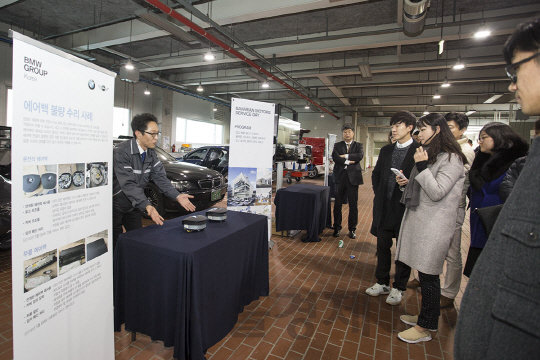 BMW 코리아의 공식 딜러사인 바바리안 모터스 일산 서비스센터에서 26일 진행된 ‘딜러 서비스 데이’ 행사에서 바바리안 모터스 소속 정비 인력이 고객들에게 차량 에어백 수리에 대해 설명하고 있다. 이날 바바리안 모터스는 차량 관리법, 자가 진단법, 센터의 기술력 등에 대해 고객 50여명에게 소개했다./사진제공=BMW 코리아