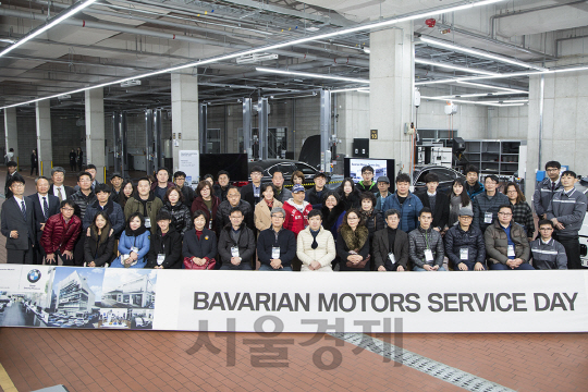 BMW 코리아의 공식 딜러사인 바바리안 모터스 일산 서비스센터에서 26일 진행된 ‘딜러 서비스 데이’ 행사에서 고객 50여명이 기념 촬영을 하고 있다. 이날 바바리안 모터스는 차량 관리법, 자가 진단법, 센터의 기술력 등에 대해 소개했다./사진제공=BMW 코리아