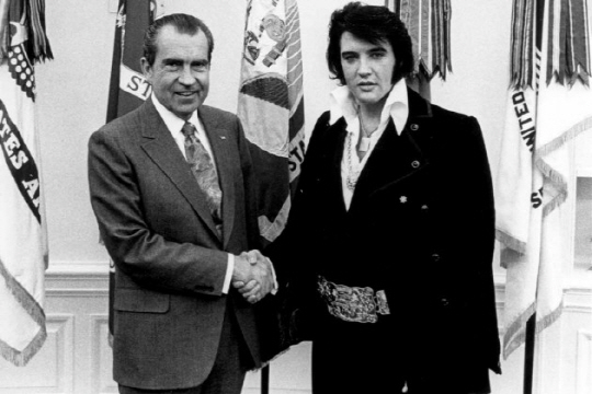 1970년 엘비스와 닉슨 대통령의 비밀회동 모습