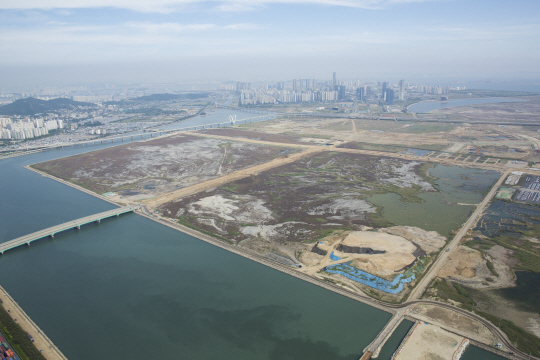 인천항 입·출항 2개 항로에 쌓여있는 모래와 갯벌 등 준설토를 퍼올려 조성한 인천시 연수구 옥련동 아암물류2단지 전경.　  /사진제공=인천항만공사(IPA)