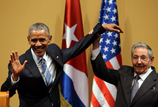 지난 3월21일(현지시간) 쿠바 아바나에서 88년 만에 열린 역사적 정상회담을 마친 버락 오바마(왼쪽) 미국 대통령과 라울 카스트로 쿠바 국가평의회 의장이 기자회견 도중 서로 마주 보며 미소 짓고 있다.     /아바나=EPA연합뉴스