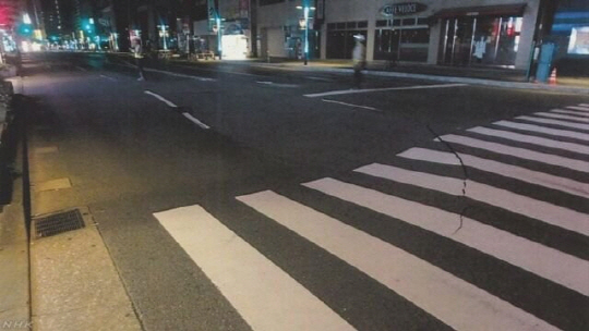 26일 일본 후쿠오카 현 JR 히카타역 인근 도로에 최대 7㎝ 깊이의 지면 침하가 발생했다. 이곳은 지난 8일 폭 15m, 길이 약 20m에 이르는 거대 싱크홀이 발생한 곳이다.  /사진=NHK방송