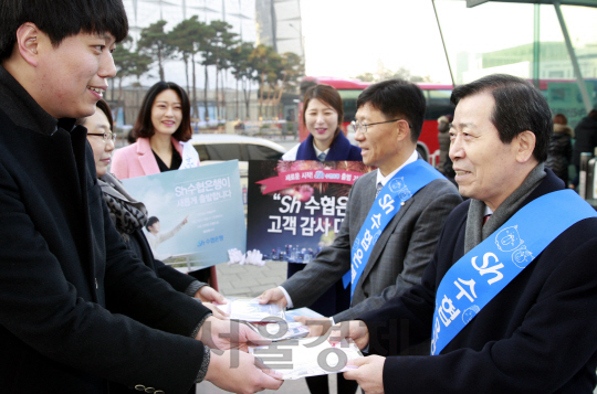 이원태(오른쪽 첫번째) Sh수협은행 은행장이 28일 서울 송파구 잠실역 인근에서 ‘고객감사 대잔치’를 홍보하는 가두캠페인을 하고 있다. /사진제공=Sh수협은행