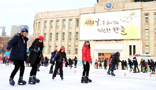 지난해 12월 서울광장 스케이트장에서 시민들이 스케이트를 타고 있다. /송은석기자