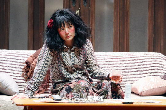 배종옥이 28일 열린 연극 ‘꽃의 비밀’ 프레스콜에서 장면을 시연하고 있다.
