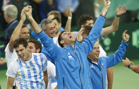 후안 마르틴 델포트로(앞줄 가운데) 등 아르헨티나 선수단이 28일 데이비스컵 우승이 확정되자 환호하고 있다. /자그레브=AP연합뉴스