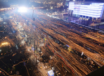 지난 26일 박근혜 대통령 퇴진을 촉구하는 5차 촛불집회에 참석한 시민들이 촛불을 들고 청와대 방면으로 행진하고 있다./연합뉴스