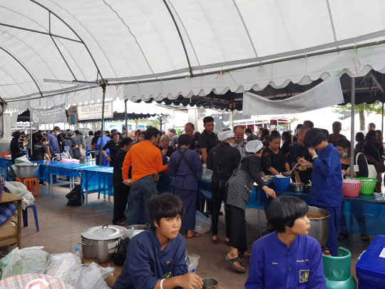푸미폰 왕 분향소를 찾은 태국 국민들이 분향소에 들어가기 전 무료 식사를 받아가는 모습이다. 무료 급식소는 기본적으로 태국 정부에서 운영하지만 최근에는 정부의 허가를 받은 시민단체나 봉사단체에서 운영하기도 한다./외교부 공동취재단