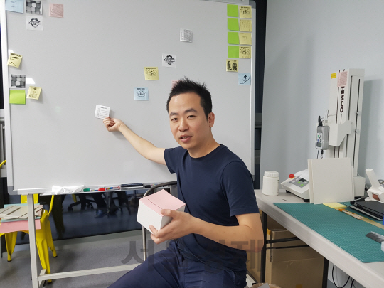 정용수 망고슬래브 대표가 28일 성남에 있는 스타트업캠퍼스 사무실에서 점착식 메모용지 제품에 대해 설명하고 있다. /강광우기자