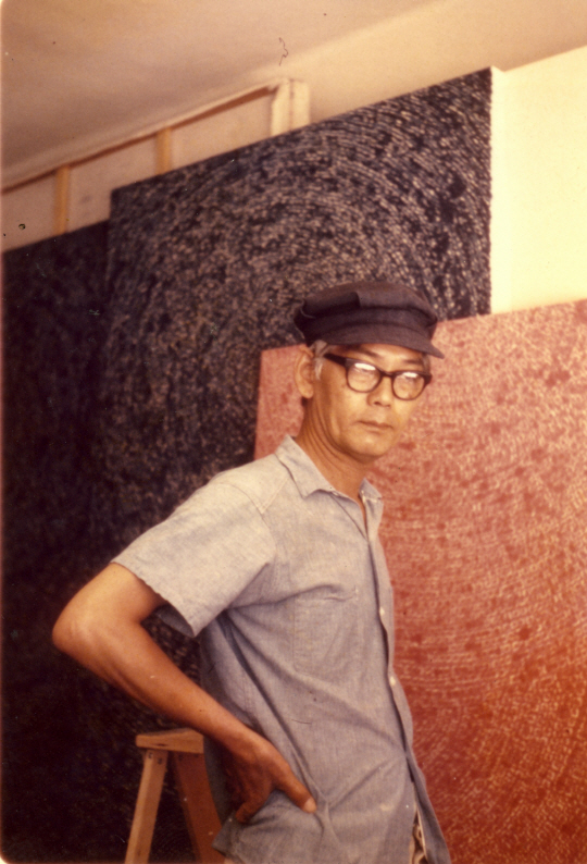 1971년 뉴욕의 작업실에서 노란색과 푸른색의 전면 점화들과 함께 선 김환기 화백 /사진제공=환기미술관