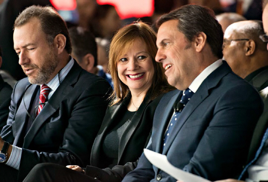 한 팀이 된 경쟁자들: CEO 경쟁후보였던 댄 애먼 GM 사장(왼쪽)과 마크 루스 수석 부사장 사이에 앉아 있는 이가 CEO 메리 배라이다.