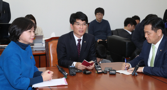 야3당 원내수석부대표들이 28일 오후 국회에서 회동하고 있다. 왼쪽부터 정의당 이정미·더불어민주당 박완주·국민의당 김관영 원내수석부대표. /연합뉴스