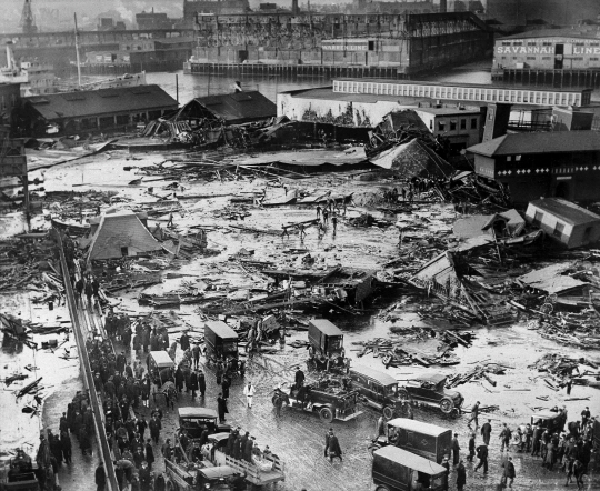 1919년 1월 보스톤 항구 선착장에서 수백만 리터의 당밀 탱크가 폭발했다. 이로 인해 도시의 북단에서 21명이 사망하고 빌딩들이 파괴됐다.  /사진=뉴욕타임스