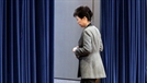 박근혜 대통령이 29일 오후 청와대 춘추관 대브리핑실에서 제3차 대국민담화를 발표한 뒤 돌아나가고 있다. / 연합뉴스