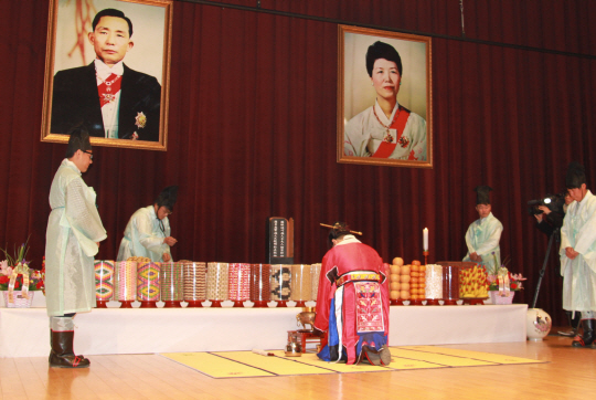 고 육영수 여사 탄생 91주년을 기념하는 숭모제가 29일 고향인 충북 옥천관성회관에서 열리고 있다./연합뉴스