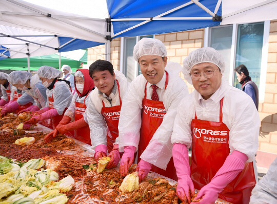 지난 16일 강원도 원주시 소초면 교항1리에서 김영민(오른쪽 두번째) 한국광물자원공사 사장이 임직원·마을 주민과 함께 김장 김치를 담그고 있다. /사진=한국광물자원공사