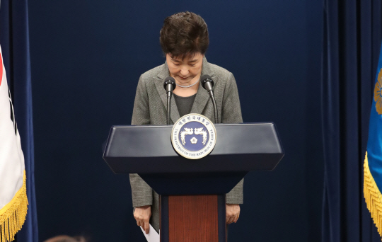 박근혜 대통령이 29일 오후 청와대 춘추관 대브리핑실에서 제3차 대국민담화를 발표한 뒤 인사를 하고 있다. /연합뉴스