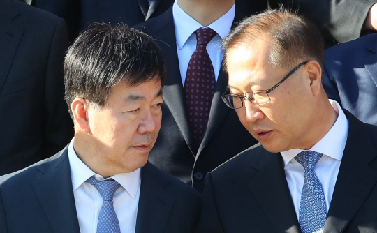 이영렬(왼쪽) ‘최순실 국정농단 의혹’ 특별수사본부장(서울중앙지검장)과 박성재 서울고검장이 29일 정부과천청사에서 열린 김현웅 법무부 장관 퇴임식에 참석해 대화를 나누고 있다.       /과천=연합뉴스