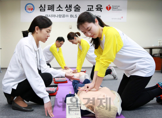 아시아나항공 임직원들이 28일 서울 강서구 오쇠동 본사 교육훈련동에서 심폐소생술교육을 받고 있다. 아시아나항공은 지난 2006년 부터 일반 임직원들을 대상으로 심폐소생교육을 매년 진행한다. 이를 통해 응급상황 시 위기대처능력 향상을 유도하고 있다./사진제공=아시아나항공