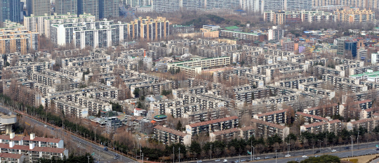 국회 기획재정위원회 조세소위원회는 29일 2,000만원 이하 소규모 임대사업자에 대한 비과세를 오는 2018년까지 2년 더 연장하기로 합의했다. 서울 강남구 개포주공 전경 /서울경제DB