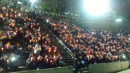 총학이 주최하는 긴급전체학생총회에 참여한 홍대 학생들이 29일 홍대 운동장에서  안건을 표결하고 있다./박우인 기자