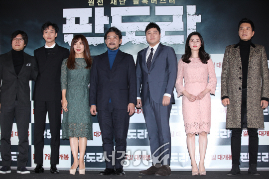 29일 오후 서울 성동구 왕십리 CGV에서 열린 영화 ‘판도라’ 언론시사회에서 배우들이 포토타임을 갖고있다. / 사진=지수진 기자
