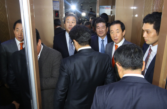 [朴 3차 대국민담화] 비박 일부 '신중모드'로 선회…야 3당 '탄핵 D데이 12월9일 연기' 논의