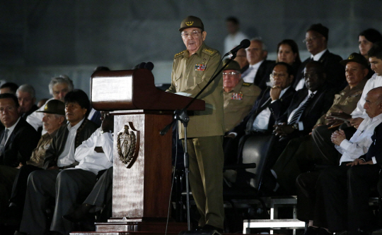 '형' 카스트로 추도하는 쿠바 국가평의회 의장